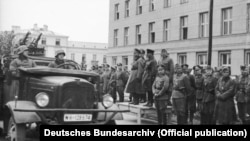 Совместный парад Вермахта и Красной армии в Бресте 22 сентября 1939 г. после вторжения на территорию Польши войск Германии и СССР. На трибуне (слева направо): генерал-лейтенант Мориц фон Викторин, генерал танковых войск Гайнц Гудериан и комбриг Семен Кривошеин