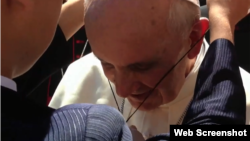 Vasile Severin l-a întâlnit pe Papa Francisc la vârsta de 11 ani. Pe 4 septembrie 2013, i-a oferit o cruce de lemn, lucrată chiar de el.