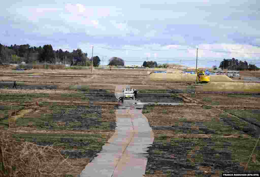 Radnici rade na dekontaminaciji terena u Futabi, oblast Fukušime, 17. februar 2021. godine