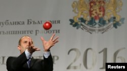 Rumen Radev la o conferință de presă la Sofia prînzînd un măr aruncat de un ziarist