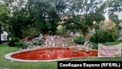Водата във фонтана в Докторската градина осъмна оцветена в червен цвят