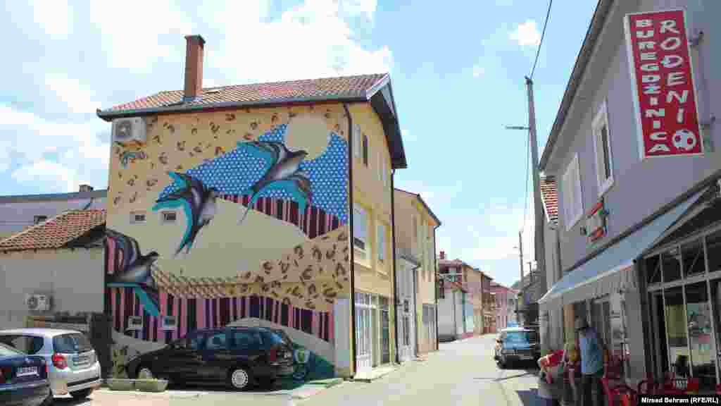 Mural na jednoj kući u naselju Cernica, autorice Jane Danilović iz Beograda, iz 2020. godine.