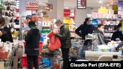 Italijani kupuju osnovne namirnice, Rim, 10. mart