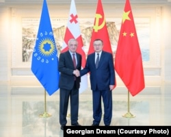 „ქართული ოცნების“ წარმომადგენელი გია ვოლსკი და „ჩინეთის კომუნისტური პარტიის“ წარმომადგენელი ლიუ ძინჩაოს შეხვედრა