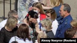 Луѓето во близина на училиштето број 175 по смртоносното пукање во Казан, Русија на 11 мај 2021 година.