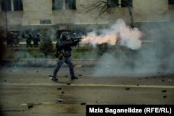 პოლიციის სპეცრაზმელი დემონსტრანტების მიმართულებით ისვრის გაზის კაფსულას, 1.12.2024