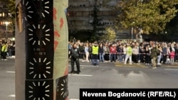 Novi Sad je oblepljen pozivima na sutrašnji protest sa porukom 11:52, što simbolizuje vreme pada nadstrešnice.