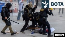 Policia amerikane duke arrestuar një protestues në Los Anxhelos. 6 qershor 2025. 