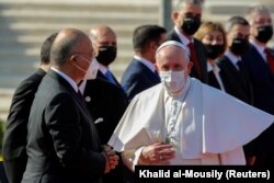 Irački predsjednik Barham Salih s papom ispred predsedničke palate u bagdadskoj Zelenoj zoni, 5. mart, 2021.