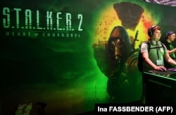 Архивная фотография. Посетители играют Stalker 2 на стенде Xbox во время выставки видеоигр Gamescom в Кельне, Германия, 23 августа 2023 года