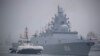 Fregata ruse, Admiral Gorshkov, përgatitet të ankorohet në një port në Qingdao, Kinë, në vitin 2019.