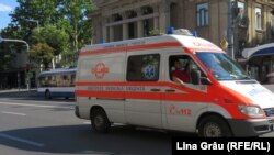 Copiii au ajuns la spital cu febră, dureri de burtă, diaree și vomă. 