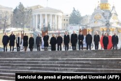 Șefi de state și de guverne țin un minut de reculegere în timpul ceremoniei dedicate celor trei ani de la invazia la scară largă a Rusiei în Ucraina, Piața Independenței din Kiev, 24 februarie 2025.