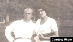 ბორის როდოსი ცოლთან, რებეკა რატნერთან ერთად