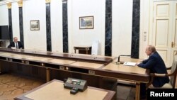 Președintele Federației Ruse, Vladimir Putin, a discutat cu ministrul de Externe al țării la o masă lungă de câțiva metri. La fel cum a făcut-o și cu președintele francez Emmanuel Macron. 