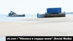 Плавучие платформы, одна из которых была повреждена взрывом 8 августа 