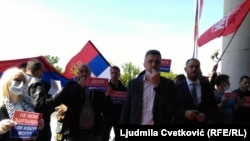 Lider Dveri Boško Obradović i poslanici tog pokreta ispred Skupštine Srbije, 8. maj