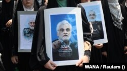 Антиизраильская манифестация в Тегеране после израильских ударов. Люди несут портреты убитых во время атаки генералов и ученых-ядерщиков. 13 июня 2025 года