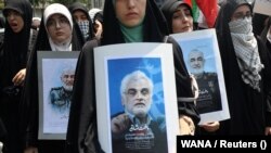 Ljudi na protestu u Teheranu nose portrete generala i nuklearnih naučnika koji su, prema tvrdnjama Izraela, ubijena u izraelskim napadima na Iran, 13. juna 2025.