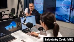 Orbán Viktor rendszeres pénteki interjúja közben a közrádióban, Nagy Katalin műsorvezető mellett, 2018. november 9-én.