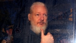 Julian Assange u policijskom kombiju nakon hapšenja u ambasadi Ekvadora
