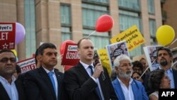 Direktor odjela za zagovaranje i komunikaciju Internacionalnog instituta za novinare Steven M. Ellis drži govor tokom demonstracija ispred sudnice u Istanbulu, 24. juli 2017.
