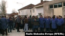 Протест на вработените во фабриката Еурокомпозит во Прилеп.