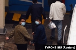 Ivan Lam and Joshua Wong hongkongi demokráciapárti aktivisták érkeznek Lai Chi Kok börtönbe tiltott tüntetés szervezése miatt 2020. november 23-án