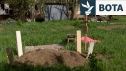 Ukrainasit varrosin familjarët në oborre derisa sulmet ruse vazhdojnë