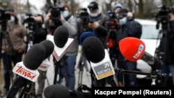 Lengyel médiumok mikrofonjai egy varsói sajtótájékoztatón, 2021. március 1-én.