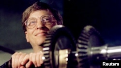 Създателят на "Майкрософт" Бил Гейтс завърта лост на диференциалната машина номер две на Чарлз Бабидж в Научния музей в Лондон на 3 декември 1995 г. Машината е изобретена през 1847 г. и е сочена за първия компютър в света.