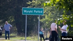 Banorë qëndrojnë në rrugë në komunën Wyryki.