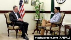 په پېښور کې د امريکا قونصل جنرل رېمنډ مېکګرا د مشال راډيو پاکستان اېډیټر عالمزېب خان 