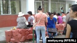 Студенты и их родители в ожидании заселения в общежитие. Алматы, 29 августа 2013 года.