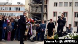 Andreja Mladenović polaže cveće na spomen obeležje stradalim radnicima RTS-a, Beograd, 23. april 2014., foto: Vesna Anđić