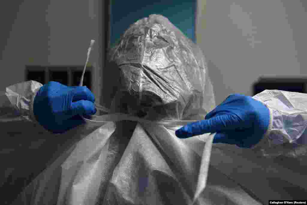 Медичний працівник надягає захисні засоби під час лікування хворих коронавірусом у відділенні інтенсивної терапії в United Memorial Medical Center у Х&#39;юстоні, штат Техас