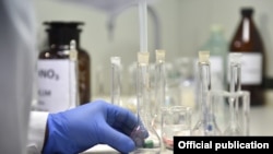 Medicinski radnik u laboratoriji, ilustrativna fotografija