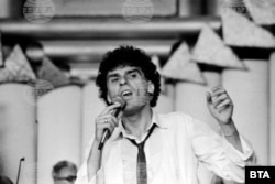 Васил Найденов по време на изпълнение на 18-ия Международен фестивал за естрадна песен "Златният Орфей", който се провежда в курорта "Слънчев бряг" през 1982 г.