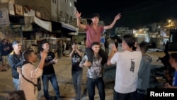 Palestinezët festojnë në rrugë pas lajmit se Izraeli dhe Hamasi janë pajtuar për fazën e parë të planit të presidentit të SHBA-së Donald Trump për Gazën, në Han Junnis, në Rripin jugor të Gazës, më 9 tetor 2025.