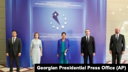 Președintele Ucrainei, Volodimir Zelenski (stânga), președinta R. Moldova, Maia Sandu, președinta Georgiei, Salome Zurabishvili, prim-ministrul georgian Irakli Garibashvili și președintele Consiliului UE, Charles Michel, la Batumi 