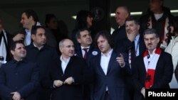 Армен Меликбекян на фото в центре, между Николом Пашиняном и Ираклием Кобахидзе