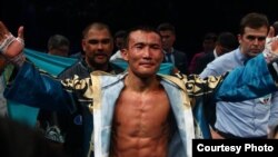 Кәсіпқой боксшы Қанат Ислам ганалық Патрик Аллотеймен өткізген кездесуден кейін рингте тұр. Алматы, 29 қазан 2016 жыл. 