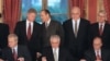 Slobodan Milošević, Franjo Tuđman i Alija Izetbegović potpisuju Dejtonski sporazum 1995. godine