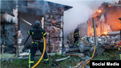 მეხანძრეები აქრობენ ხარკოვზე რუსეთის ჯარების შეტევის შედეგად გაჩენილ ხანძარს. 2025 წლის 4 ივნისი