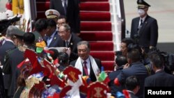 Vang Jang az évfordulós ünnepségre érkezve Lhászában 2021. augusztus 19-én