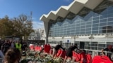 Građani u Novom Sadu kod zgrade Železničke stanice polažu cveće i srca sa ispisanim imenima stradalih u padu nadstrešnice, Novi Sad, 1. novembar 2025. 