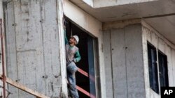 Israelul se confruntă cu o criză de personal în domeniul construcțiilor. La începutul acestui an, și-a declarat intenția de a aduce inclusiv muncitori din China și India pentru a întări acest sector. 