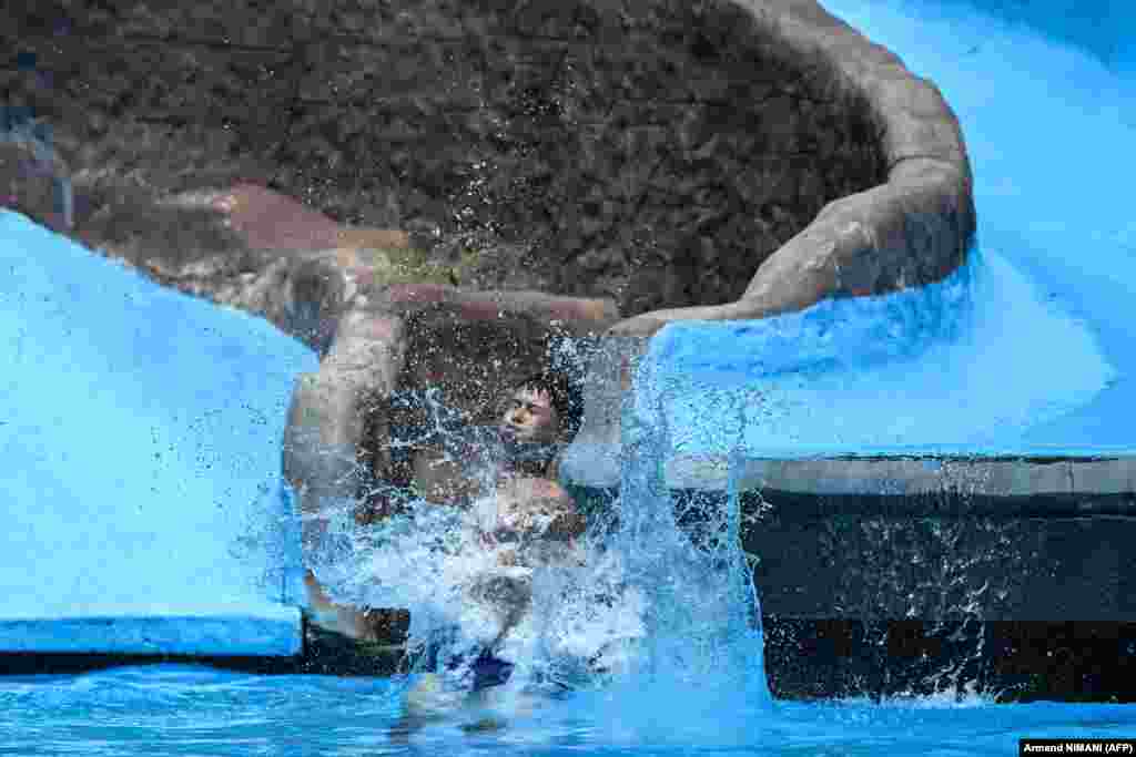 Zdravstvene vlasti na Kosovu preporučuju da se ljudi tokom visokih temperatura rashlade. A postoji li bolji način za rashlađivanje nego u bazenu.