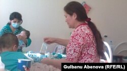 Пациенты в палате детской инфекционной больницы. Астана, 16 января 2011 года. 