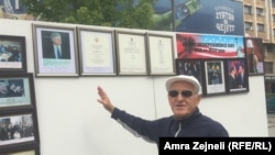 Šaban Gaši pored izložbene postavke u Prištini